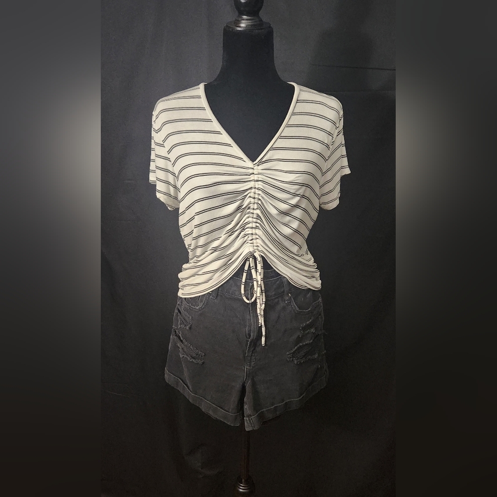 Love Charm Ruched Drawstring Tee Size L - Picture 7 of 14